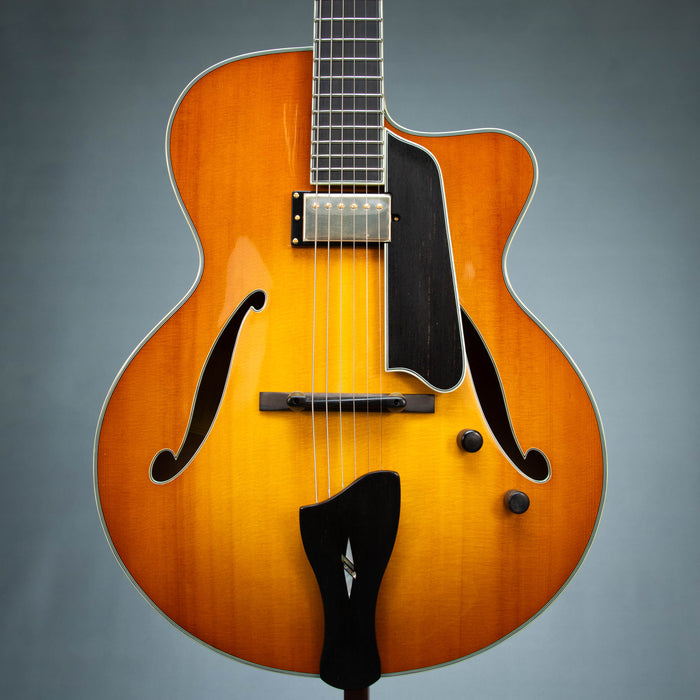 Eastman AR805CE-GB Hollow Body Electric Guitar - Goldburst - L2600959