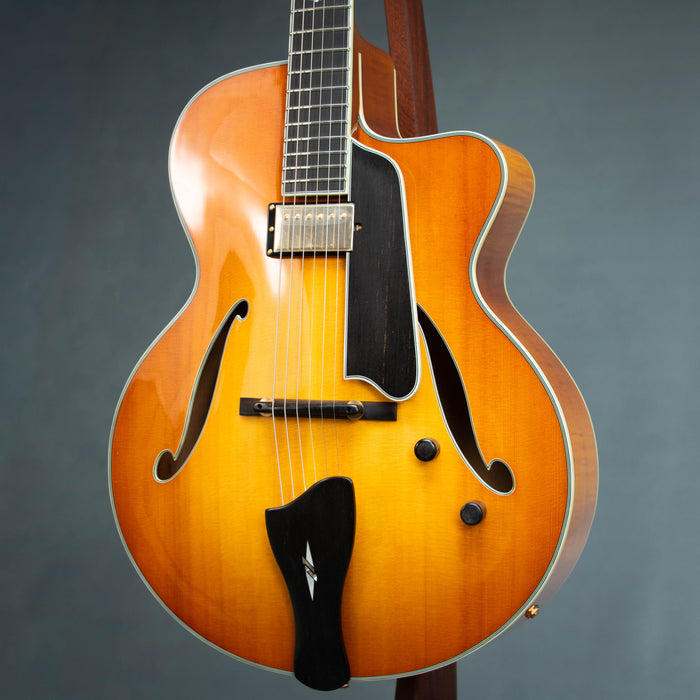 Eastman AR805CE-GB Hollow Body Electric Guitar - Goldburst - L2600959