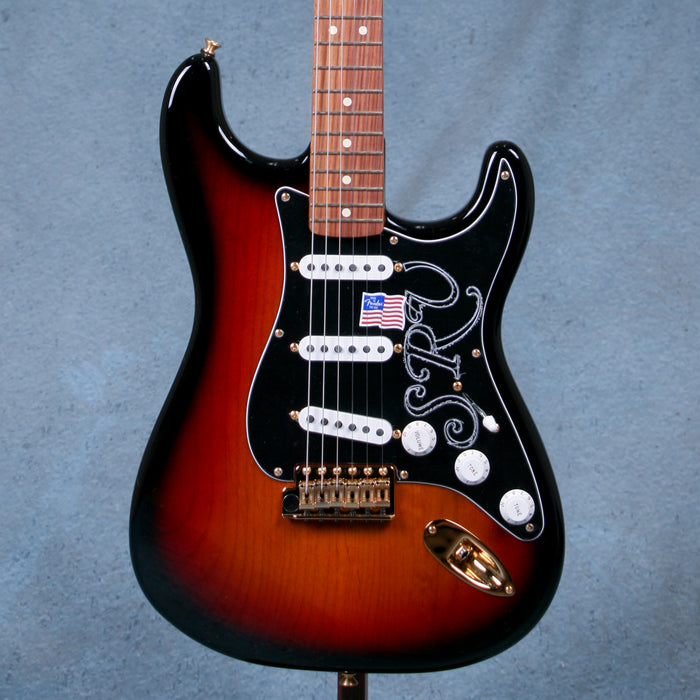 Fender Stevie Ray Vaughan Signature Stratocaster Pau Ferro Fingerboard - 3-Color Sunburst - US22104538
