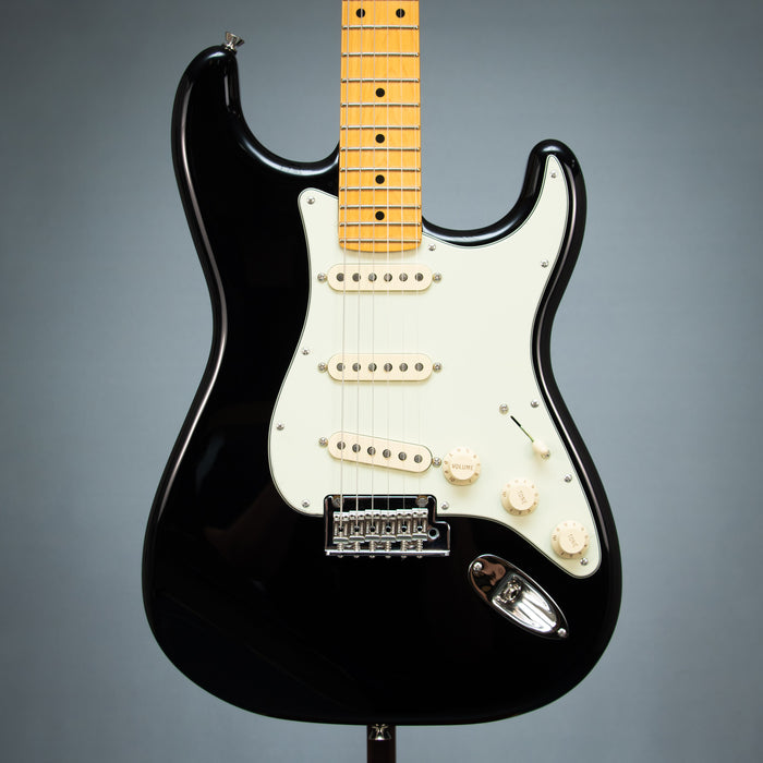 Fender American Professional Stratocaster Maple Fingerboard Electric Guitar - Black - US26049777