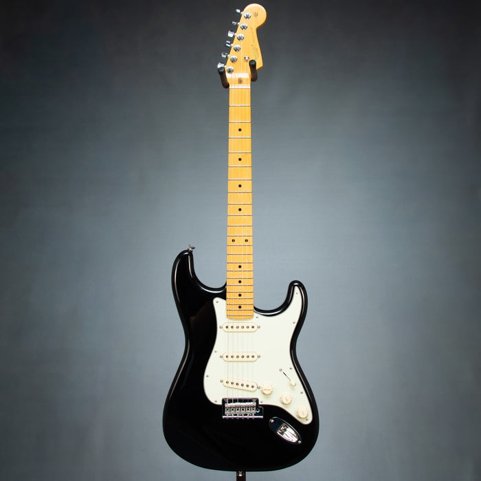 Fender American Professional Stratocaster Maple Fingerboard Electric Guitar - Black - US26049777