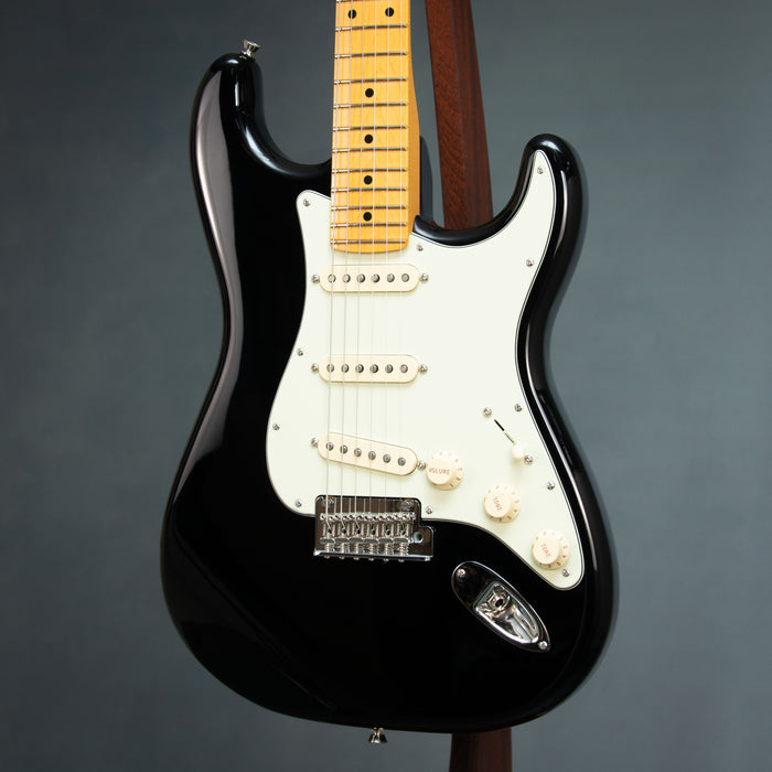 Fender American Professional Stratocaster Maple Fingerboard Electric Guitar - Black - US26049777