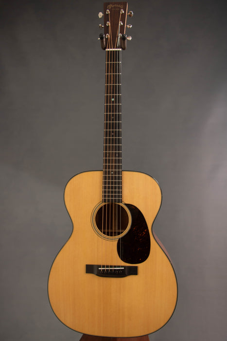 Martin 000-18 Standard Series Auditorium Size Acoustic Guitar - 2949268