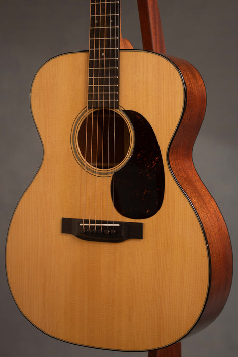 Martin 000-18 Standard Series Auditorium Size Acoustic Guitar - 2949268
