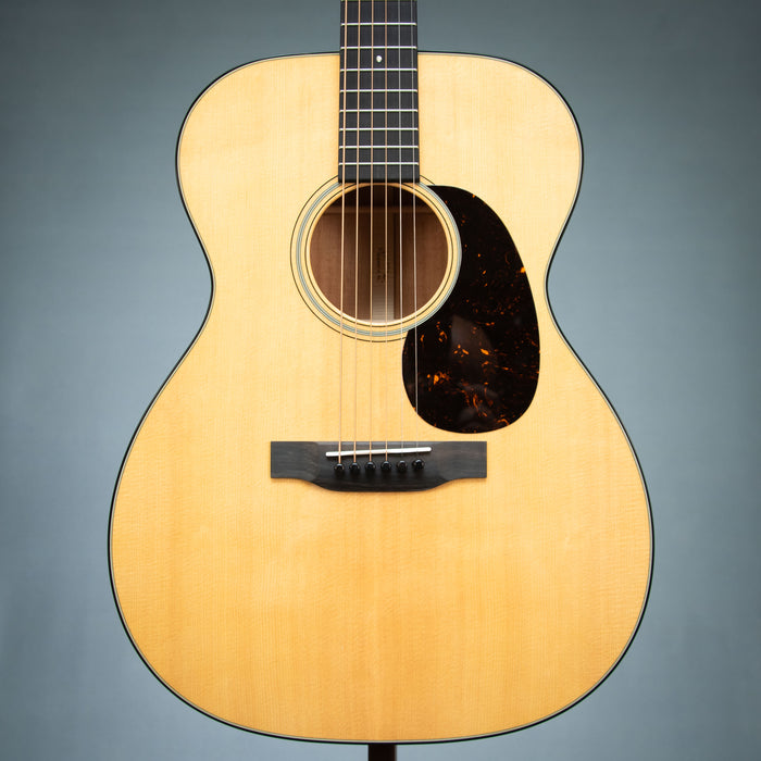 Martin 000-18 Standard Series Auditorium Size Acoustic Guitar - 3027557