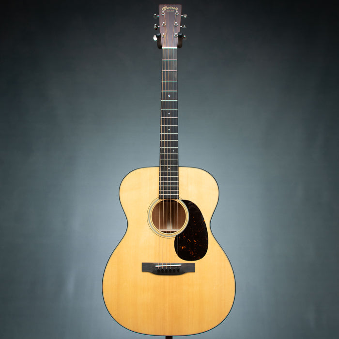 Martin 000-18 Standard Series Auditorium Size Acoustic Guitar - 3027557