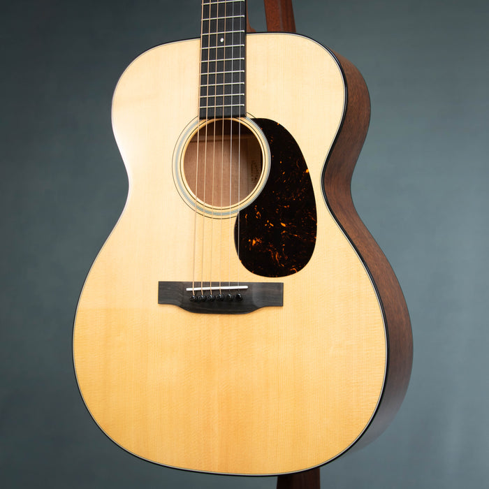 Martin 000-18 Standard Series Auditorium Size Acoustic Guitar - 3027557